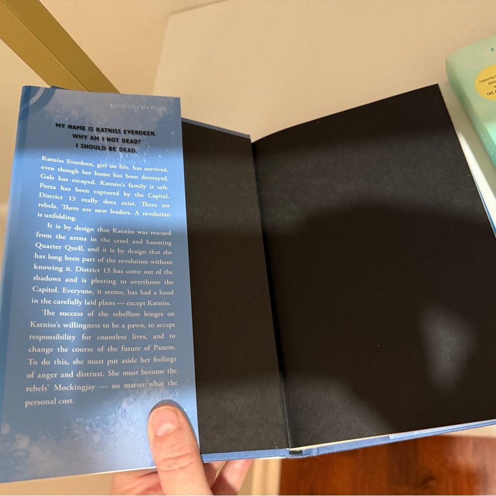 New: Mockingjay by Suzanne Collins + The Lovely Bones by Alice Sebold - Picture 3 of 6